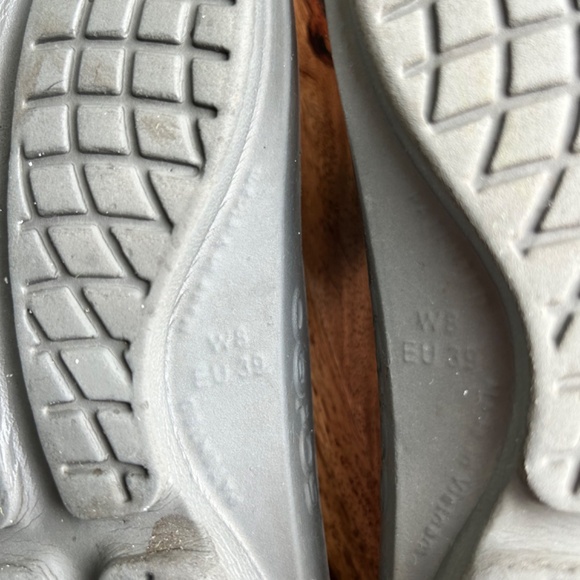 OOfos flip flops, size 8 (EU 39) - Picture 7 of 8